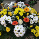 corona-de-flores-tonos-amarillos-y-naranjas