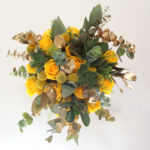 ramo-de-novia-de rosas amarillas, crasas y eucalipto