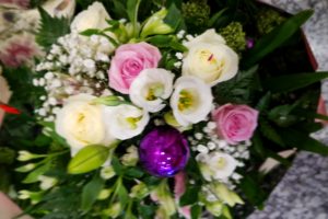 Ramo elegante de rosas, lilium, lisianthus y alstrómelias