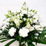 ramo-de-flores-claveles-margaritas-blancas